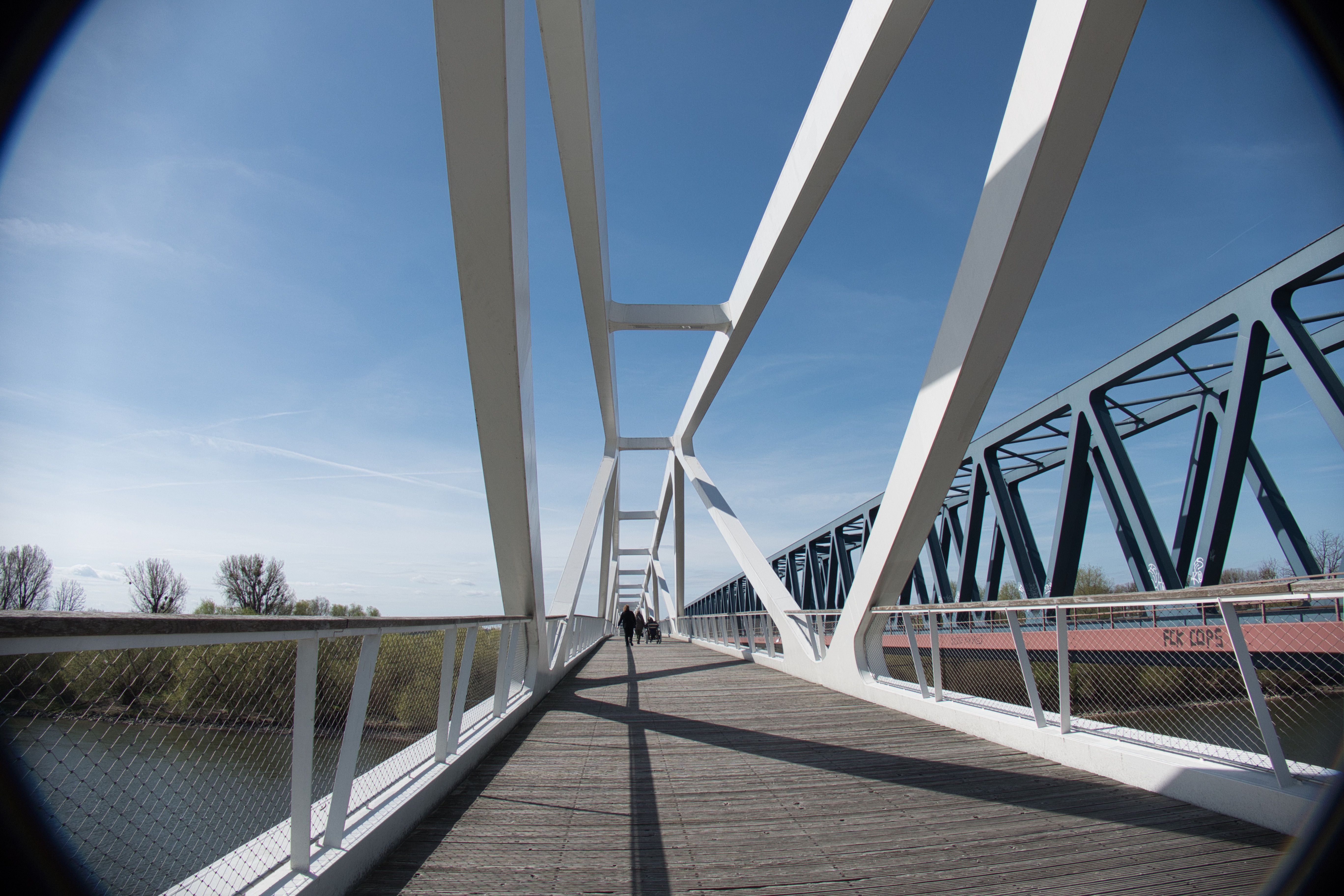 Licht und Schatten auf der Brücke
