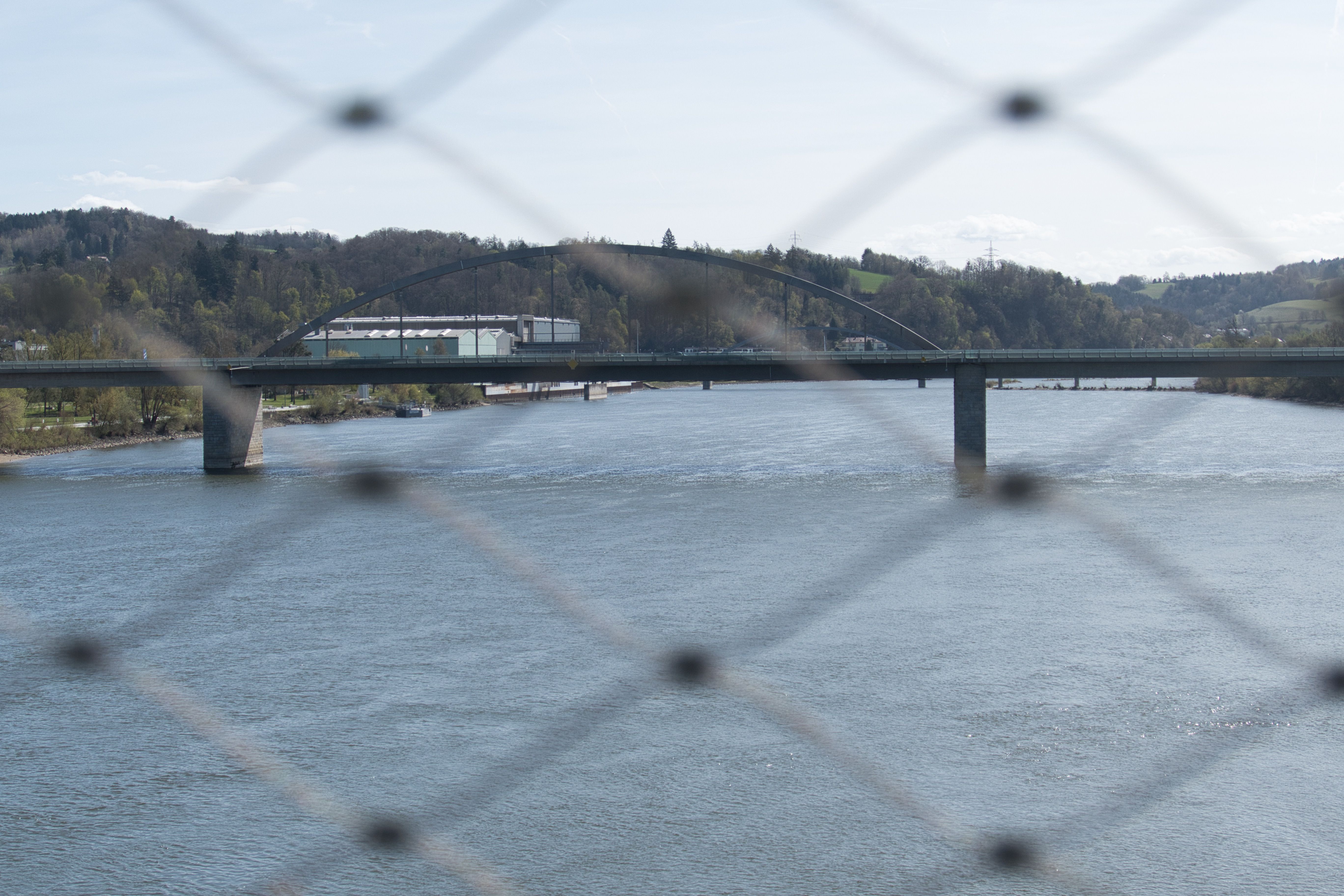 Blick durch den Sicherheitszaun auf die Donau