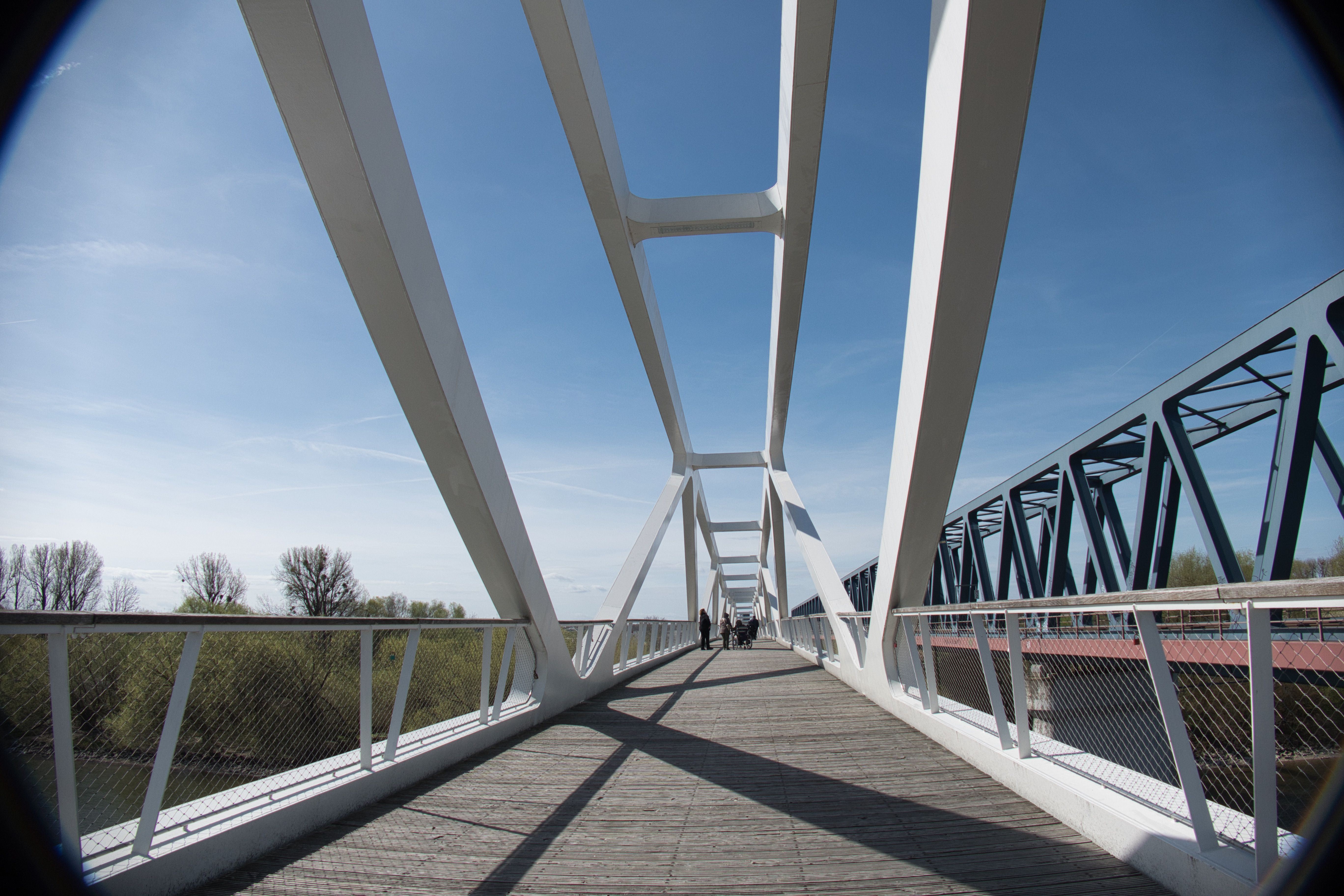 Personen im Hintergrund der Brücke