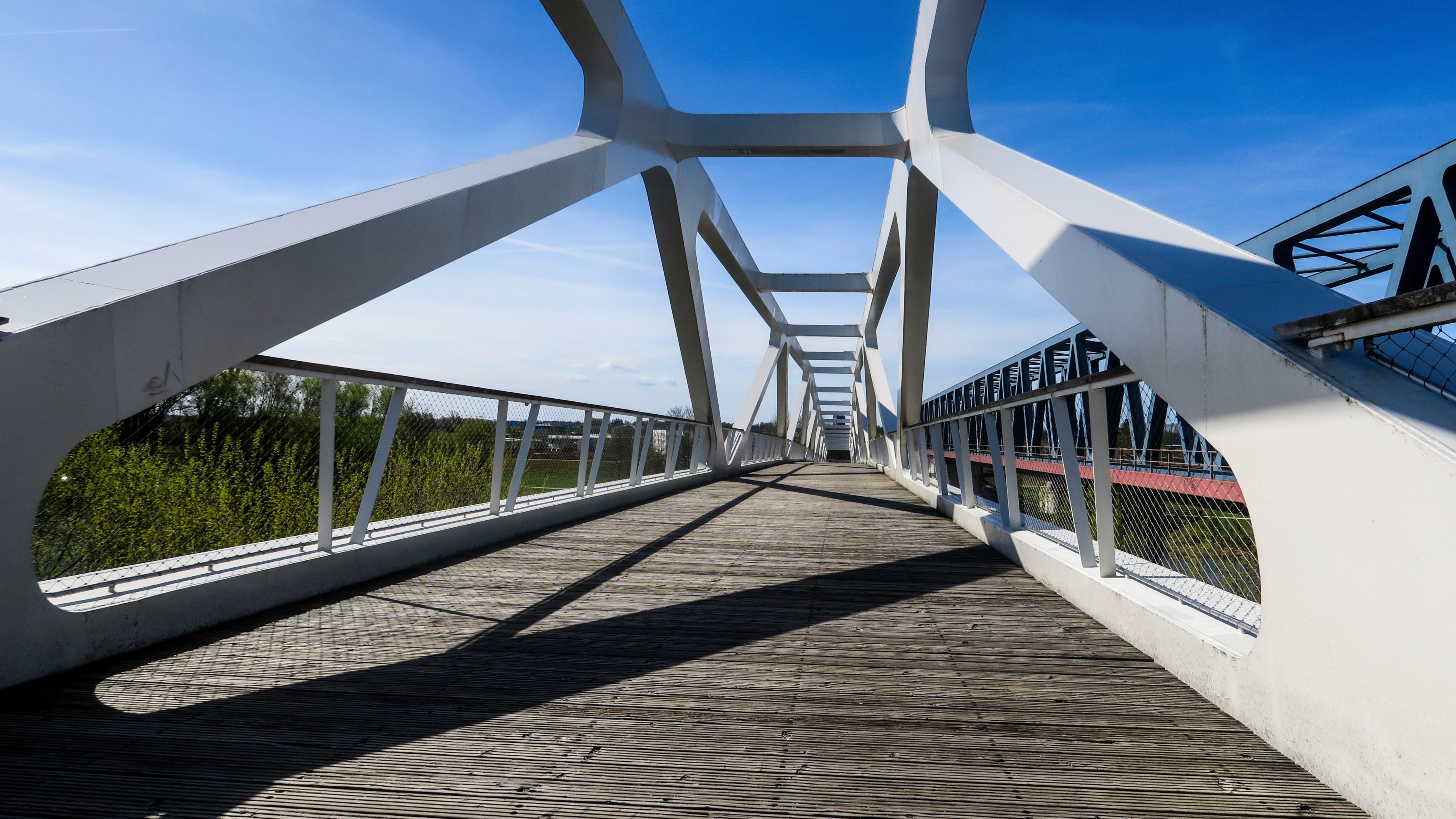 Licht und Schatten der Fußgängerbrücke