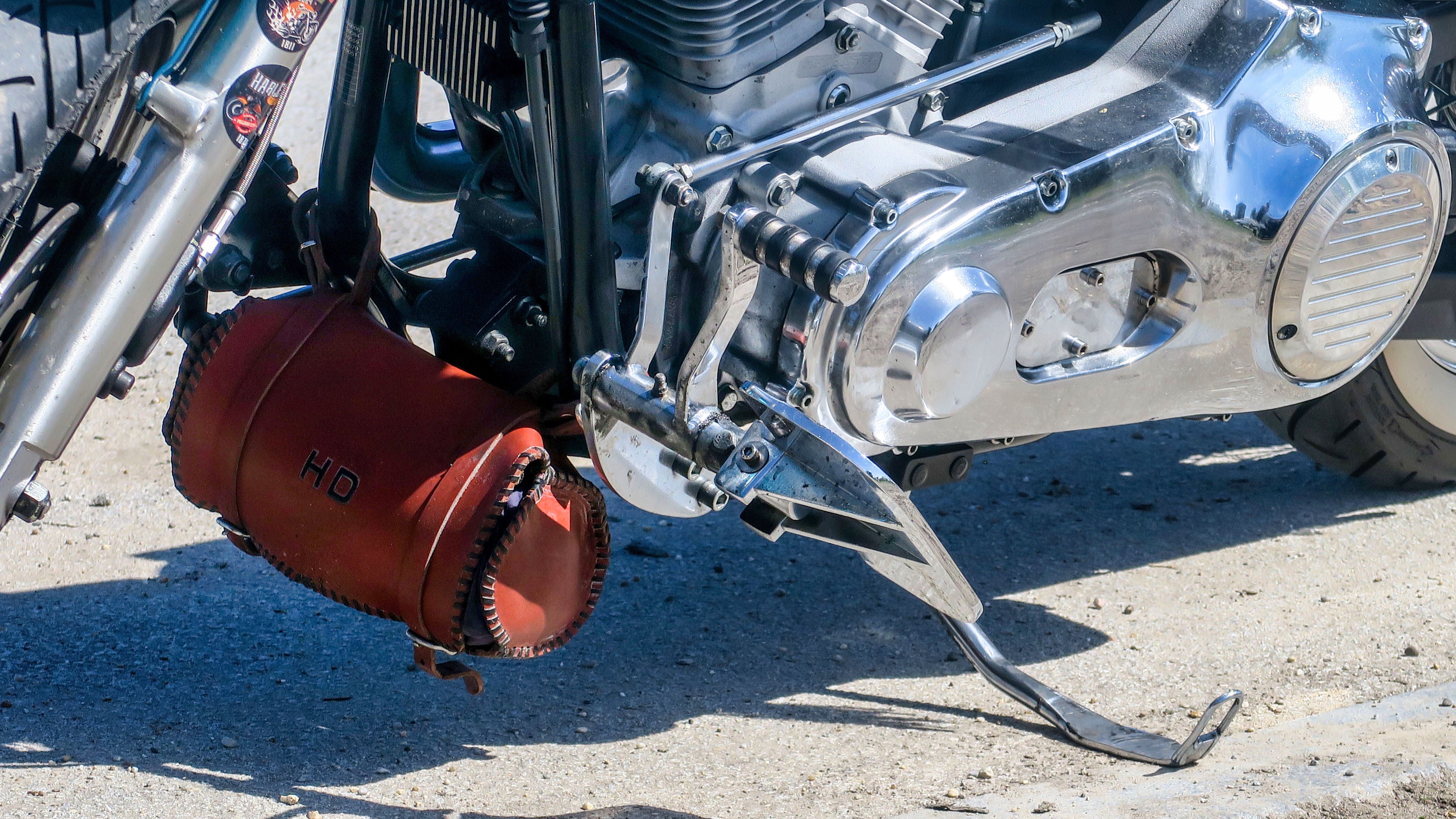 Satteltasche und Seitenständer der Harley