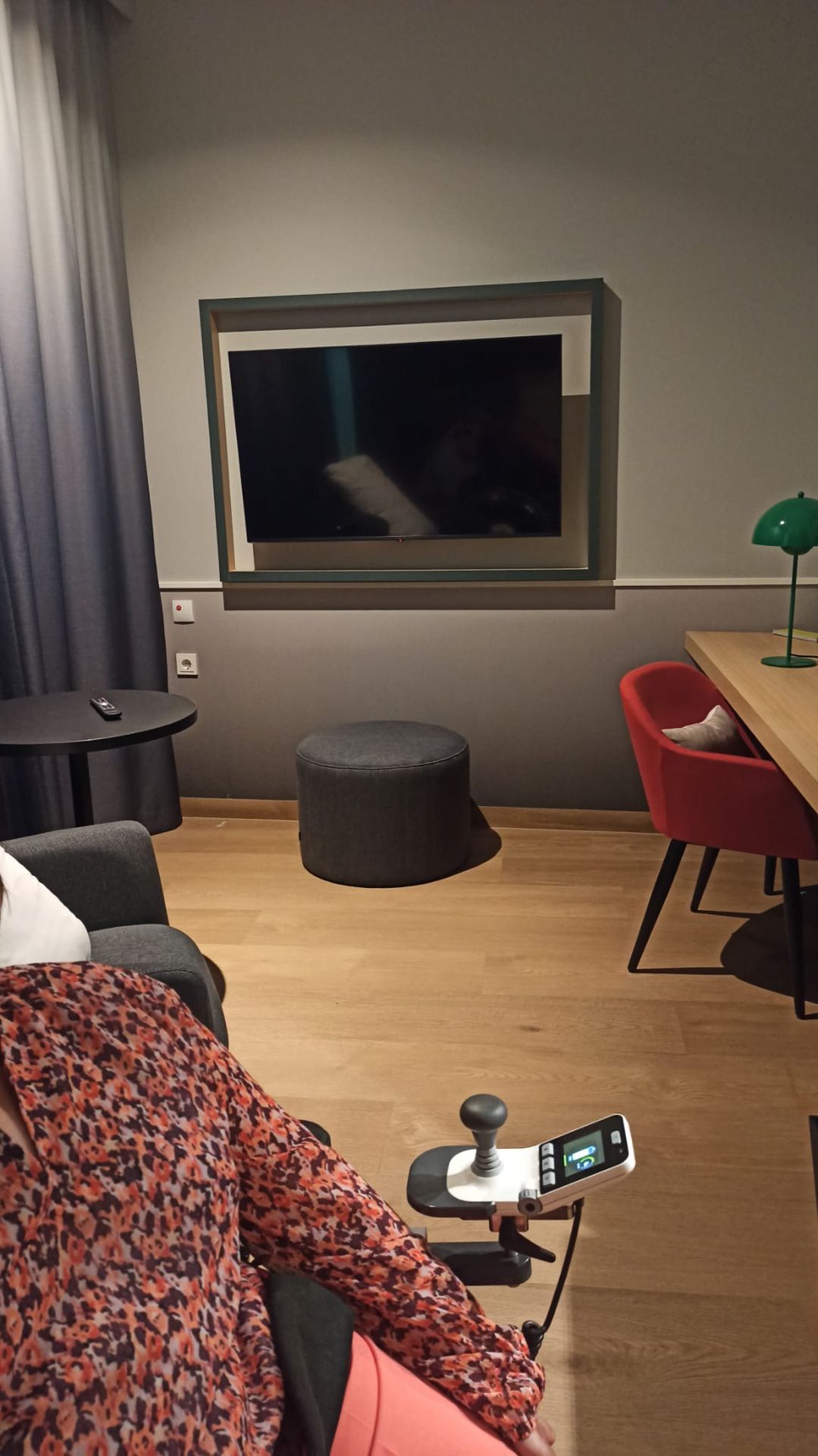 Blick auf den Flachbildschirm im Hotelzimmer