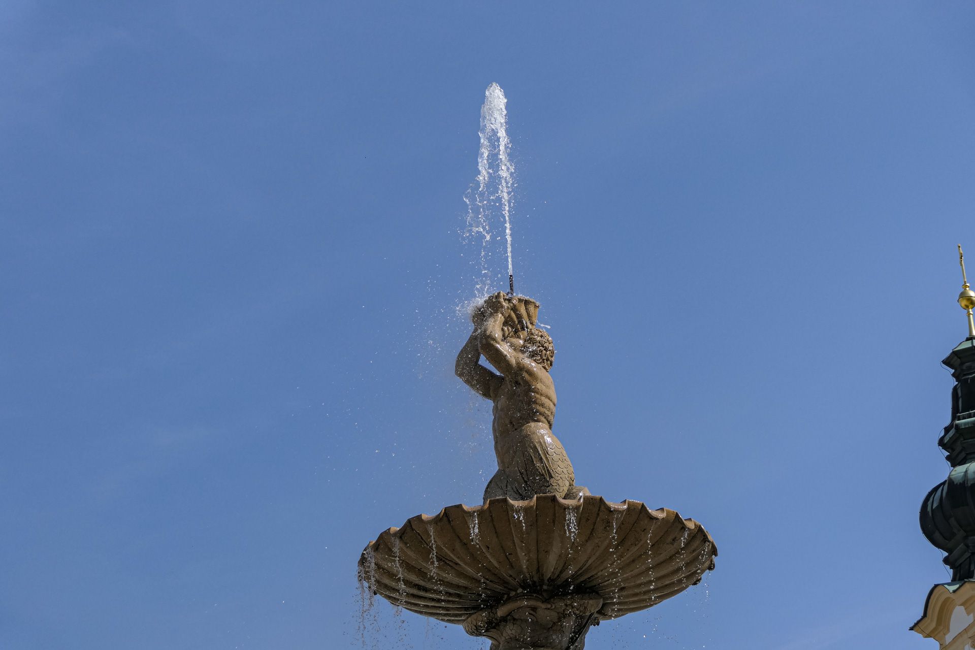 Springbrunnen unter strahlend blauem Himmel