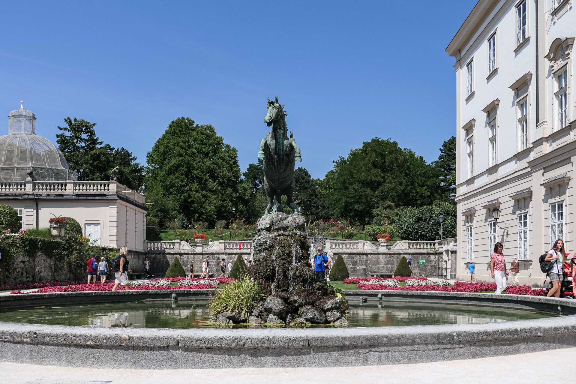 Pferdebrunnen von vorne
