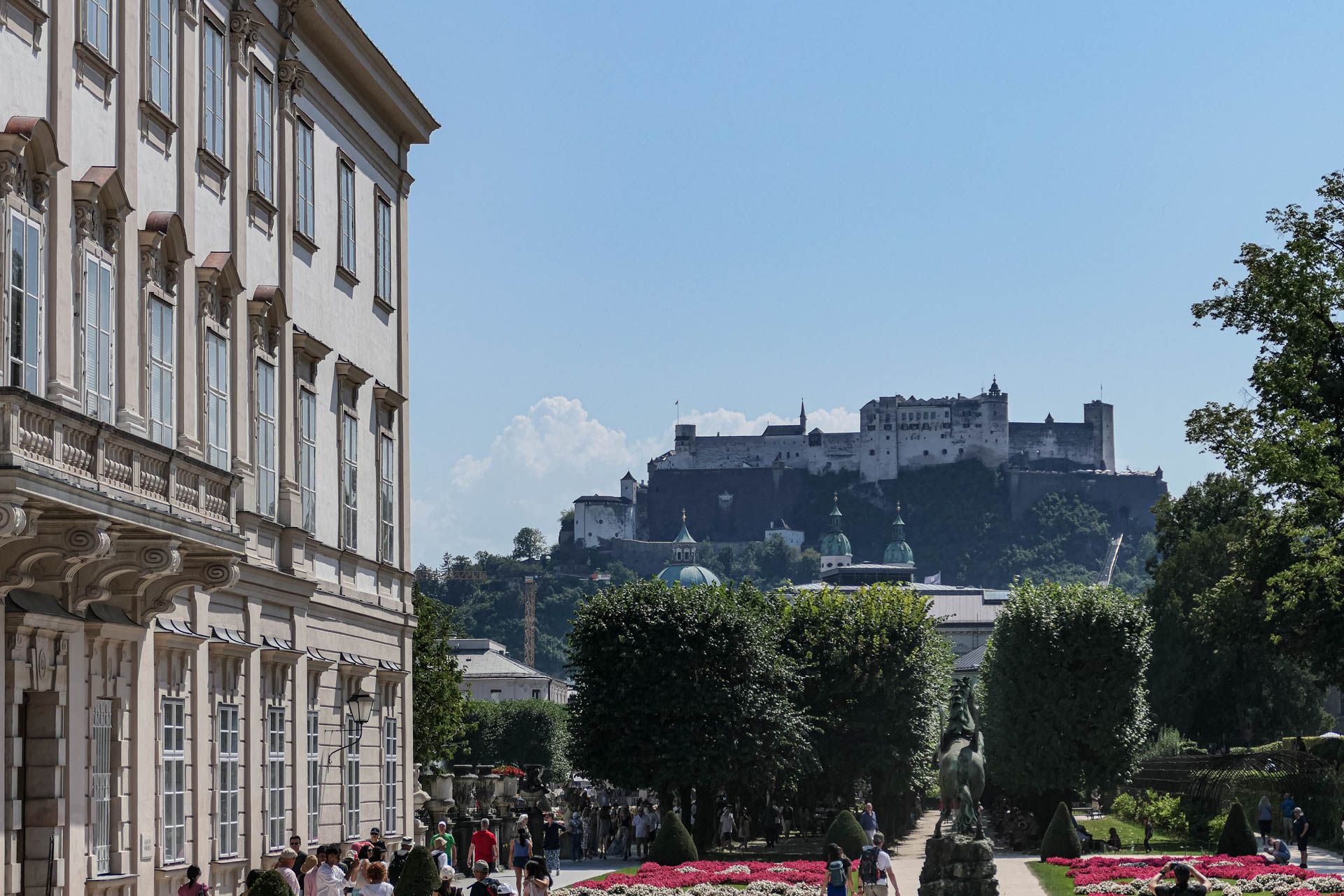 Blick vom Mirabell Garten zur Burg Salzburg