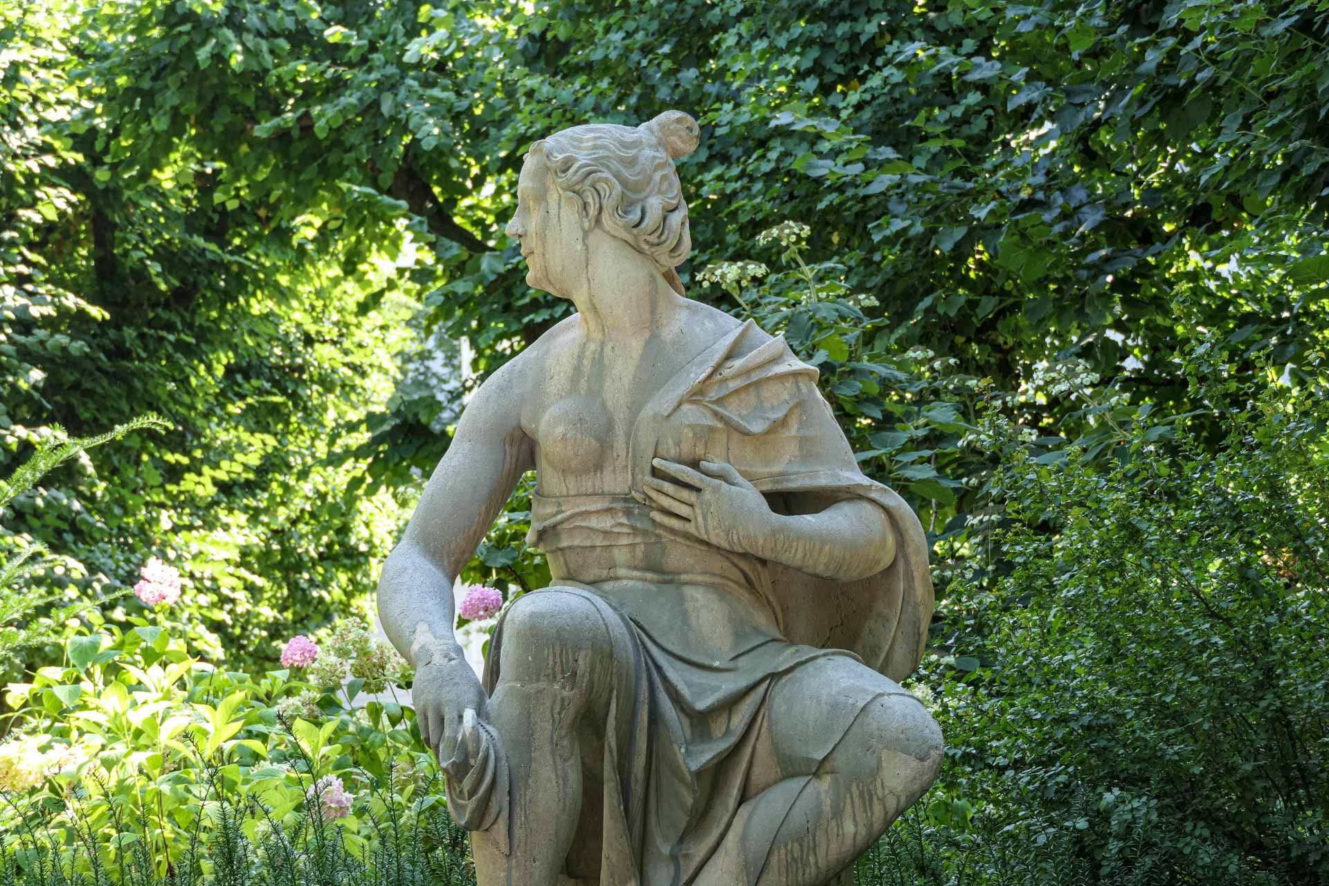 weibliche Statue mit abgewandtem Gesicht