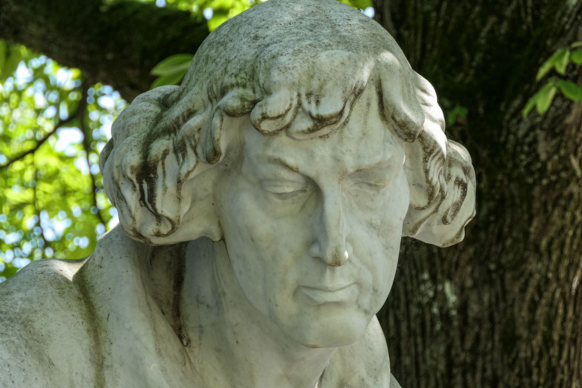 Statue im Schatten