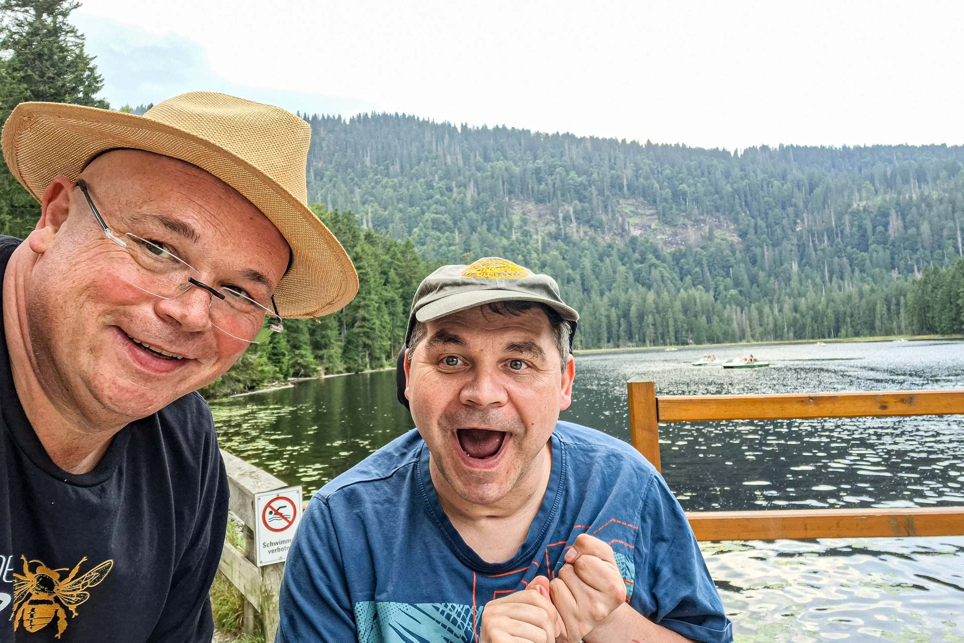 Selfie von robert mit Helmut in der Bildmitte vor dem Arbersee