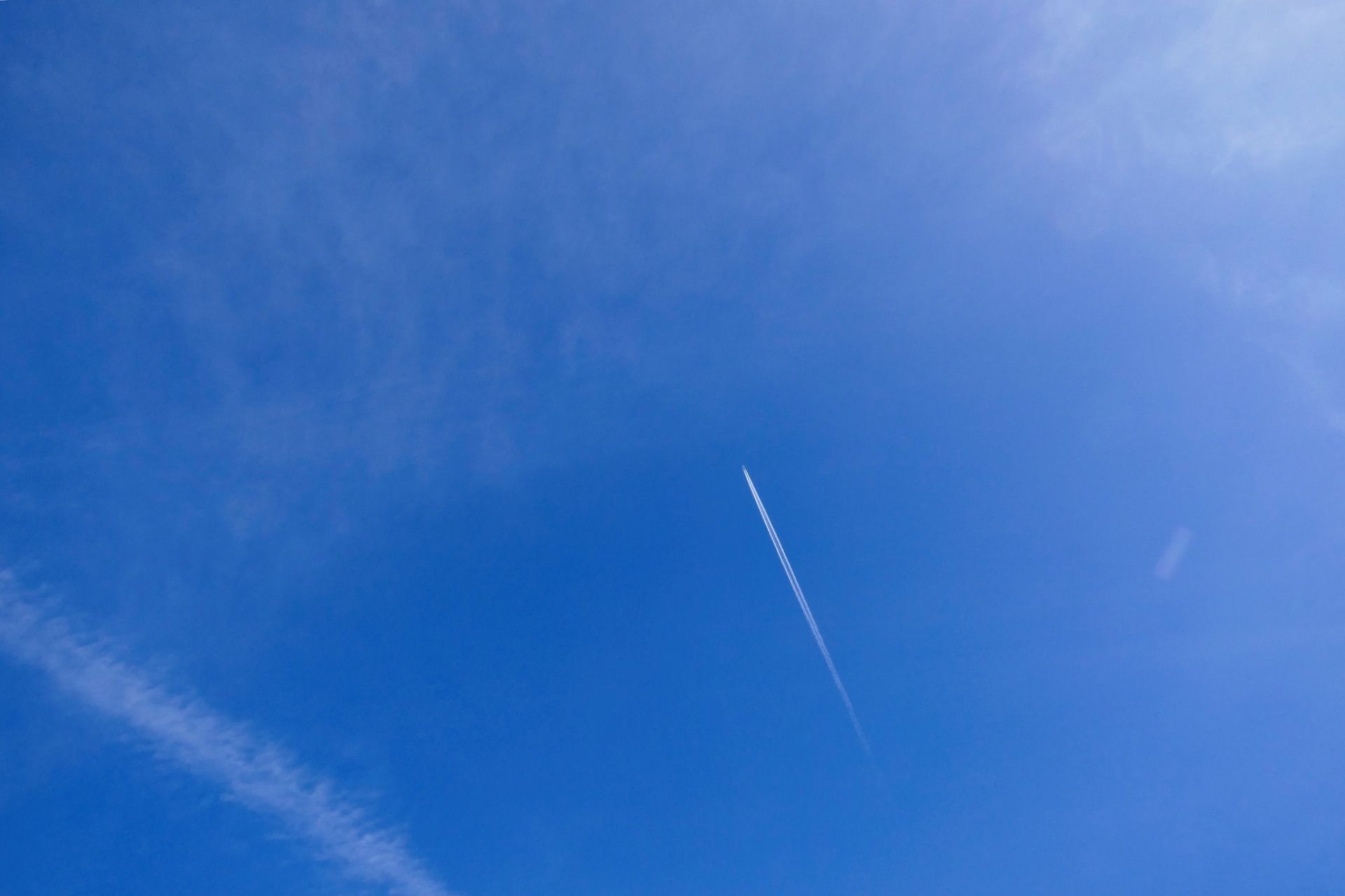 blauer Himmel mit Flugzeug