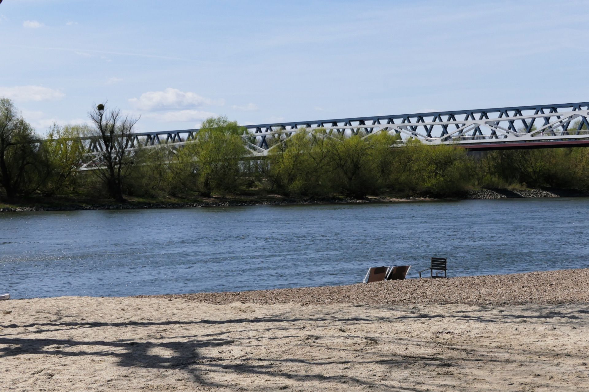 einsame Stühle am Donauufer